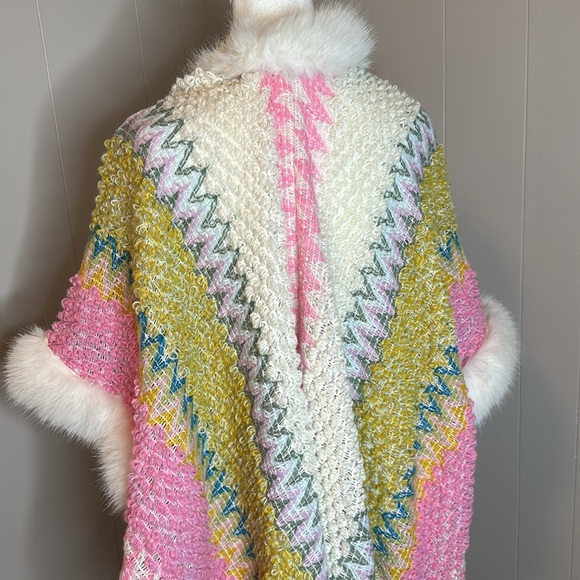 NWOT Snow Bunny Bohemian Faux Fur Trim Poncho - Picture 7 of 12